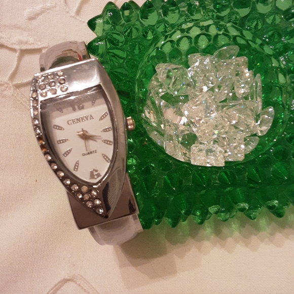 GENEVA LADIES BEAUTIFUL CRYSTAL QUARTS CUFF WATCH - Picture 13 of 13